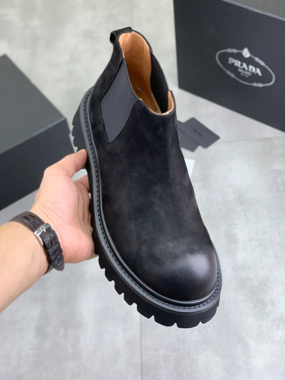 Men's shoes 💰P560 💰[New style]🔥🆕Hot model [PRADA]Prada🔝High-top Chelsea Martin boots are a high-end brand of men's shoes. The uppers are made of top-layer calfskin imported from Italy➕top-layer pigskin lining for the feet🔥, making walking more convenient and comfortable! Exclusive new style, stunning work [color]! Create a fashionable personality to set off your uniqueness! Create a fashionable personality to set off your uniqueness! A must-have for trendy men! Classic🔥super wear-resistant rubber outsole, size: 38-44 (45 can be customized) black or brown🉑️choose